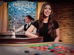 Tampilan dealer roulette dari kamera close-up